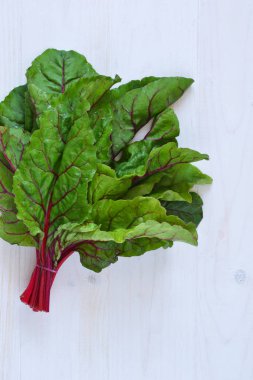 Beton bir arka planda pancar kökünün taze, ham yaprakları.. 