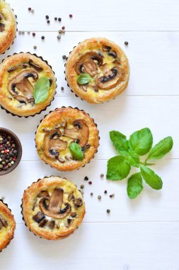 Mantarlı tart ve ahşap arka planda tavuk.. 