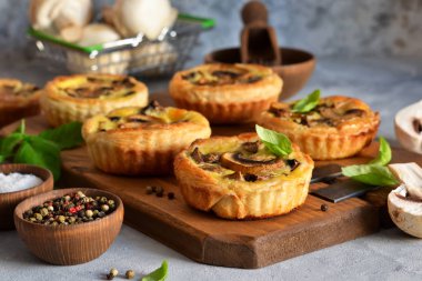 Beton arka planda mantarlı puf böreği..