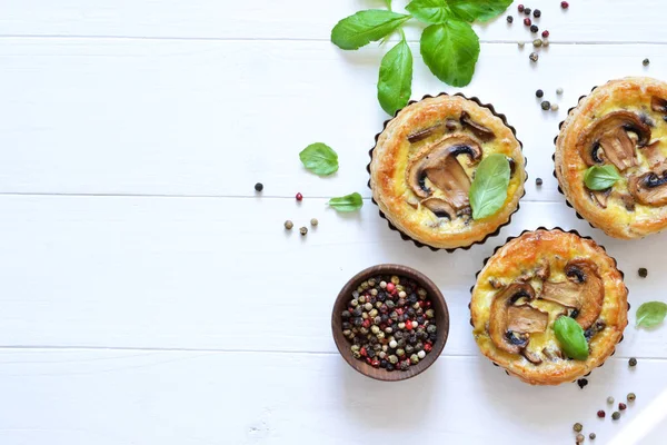 Tartlets med svamp och kyckling på en trä bakgrund. — Stockfoto