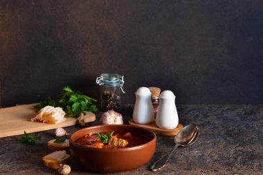 Borsch - ulusal bir Rus mutfağı ve üzerinde domuz yağı var.