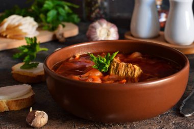 Borsch - ulusal bir Rus mutfağı ve üzerinde domuz yağı var.