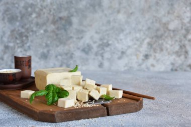 Soya peyniri. Tahtadaki klasik tofu peyniri. 