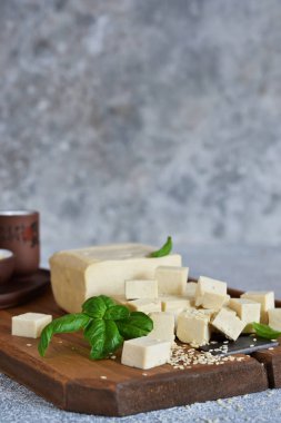 Soya peyniri. Tahtadaki klasik tofu peyniri.