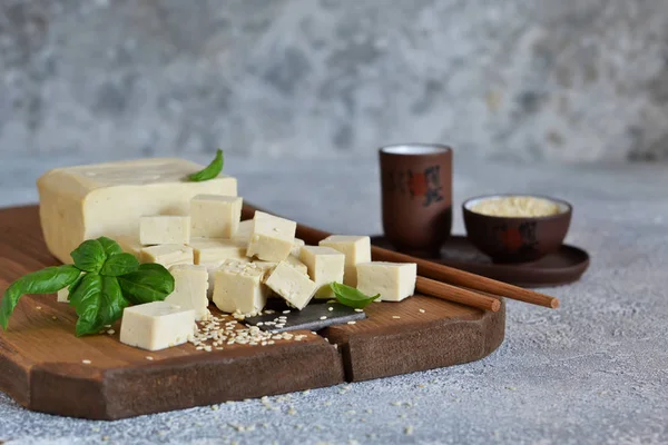 Soya peyniri. Tahtadaki klasik tofu peyniri. 