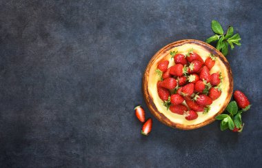 Siyah beton arka planda çilekli vanilyalı cheesecake. Güzel manzara. Reklamcılık. Restoran menüsü.