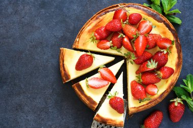 Siyah beton arka planda çilekli vanilyalı cheesecake. Güzel manzara. Reklamcılık. Restoran menüsü.