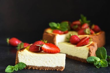 Çilekli cheesecake ve koyu arkaplanlı nane şekeri. New York peynirli keki. Reklamcılık. Restoran menüsü.
