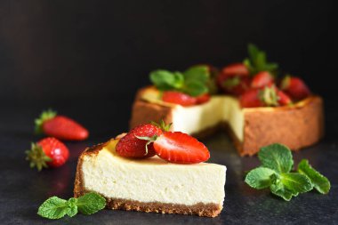 Çilekli cheesecake ve koyu arkaplanlı nane şekeri. New York peynirli keki. Reklamcılık. Restoran menüsü.