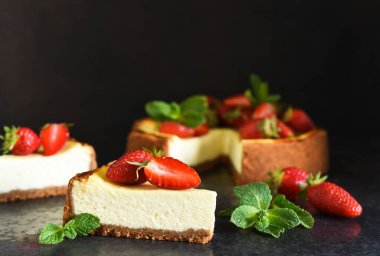 Çilekli cheesecake ve koyu arkaplanlı nane şekeri. New York peynirli keki. Reklamcılık. Restoran menüsü.
