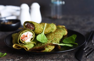 Mutfak masasında ıspanaklı, somonlu ve peynirli krep..