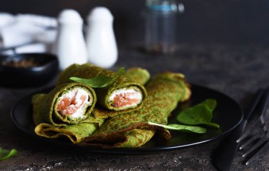 Mutfak masasında ıspanaklı, somonlu ve peynirli krep..