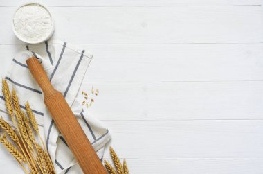 Un, buğday kulağı ve yuvarlanan çimento kaplı arka plan. Kopyalama alanı olan üst görünüm.