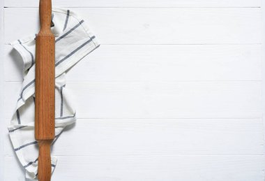 Beton bir arka planda peçeteyle ahşap bir oklava ve tarif için bir yer. Yukarıdan bak. Düzgünce