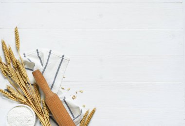 Un, buğday kulağı ve yuvarlanan çimento kaplı arka plan. Kopyalama alanı olan üst görünüm.