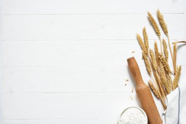 Un, buğday kulağı ve yuvarlanan çimento kaplı arka plan. Kopyalama alanı olan üst görünüm.