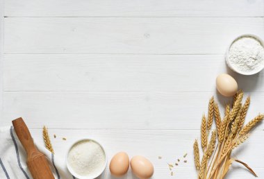 Un, buğday kulağı ve yuvarlanan çimento kaplı arka plan. Kopyalama alanı olan üst görünüm.