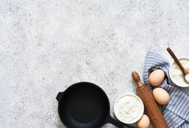 Un, buğday kulağı ve yuvarlanan çimento kaplı arka plan. Kopyalama alanı olan üst görünüm.