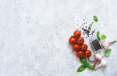 Pişirmek için baharatlar: domates, fesleğen, sarımsak. Metin için en üstteki görünüm. Düzgünce