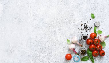 Pişirmek için baharatlar: domates, fesleğen, sarımsak. Metin için en üstteki görünüm. Düzgünce