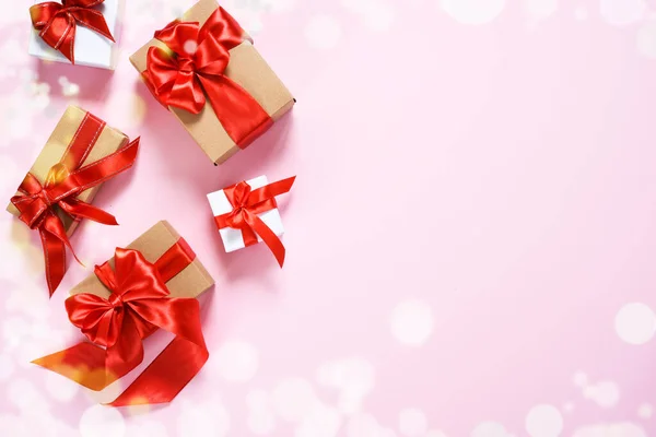 ピンクの背景に赤いリボンのギフトと美しい組成物 プレゼント付きの箱 トップ表示 — ストック写真