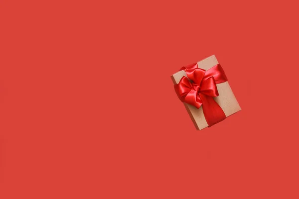 Belle Composition Fête Fond Rouge Avec Des Cadeaux Des Rubans — Photo