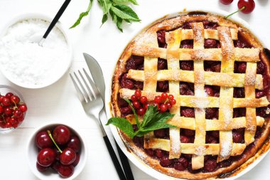 Beyaz ahşap arka planda vişneli turta ve metin için yer var. Kirazlı tart. Yukarıdan bak. Düzen