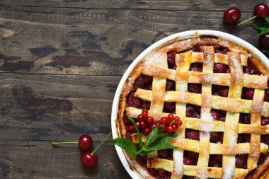 Ahşap arka planda kirazlı turta, mesaj için yer var. Yukarıdan görüntüle.