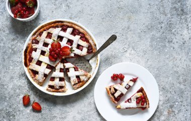 Beton zemin üzerinde kirazlı tart, üst görünüm.