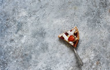 Dilimlenmiş vişneli pasta. Beton zeminde vişneli turta.