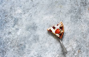 Dilimlenmiş vişneli pasta. Beton zeminde vişneli turta.