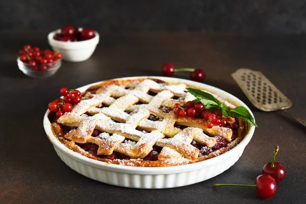 Torta Cereja Polvilhada Com Açúcar Confeiteiro Fundo Marrom Madeira — Fotografia de Stock