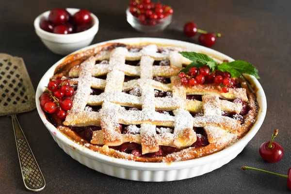 Torta Cereja Polvilhada Com Açúcar Confeiteiro Fundo Marrom Madeira — Fotografia de Stock