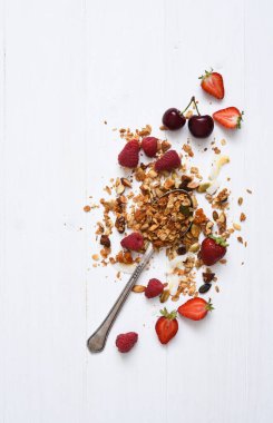 Beyaz ahşap arka planda fındıklı, hindistan cevizli ve dutlu granola. Yukarıdan görüntüle.