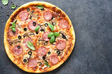 Siyah arka planda salamlı, mantarlı ve domates soslu pizza. Yukarıdan görüntüle.