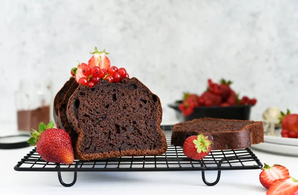 Çilekli çikolatalı kek ve hafif beton arka planda frenk üzümü. Çocuk oyuncağı. Brownie turtası.