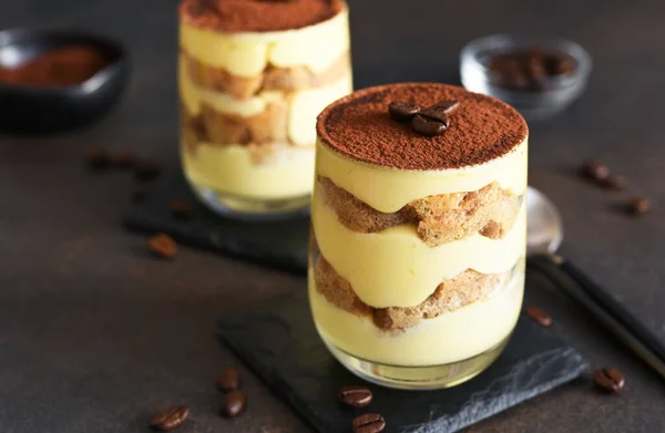 Klassisk Tiramisu Ett Glas Mörk Bakgrund — Stockfoto