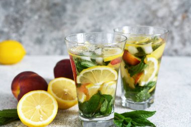 Limonata, şeftali ve nane arkaplanda cam bir fincanda. Şeftalili limonata..