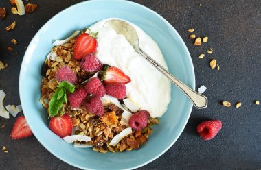 Klasik kahvaltı. Ballı granola, hindistan cevizi, yoğurt ve böğürtlen..
