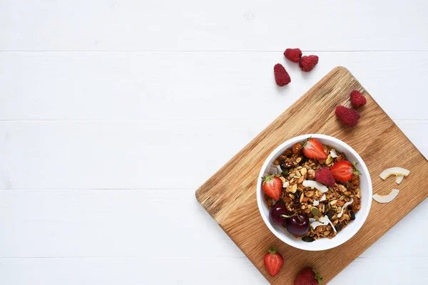 Классический Завтрак Мёд Йогурт Ягоды Белом Деревянном Фоне Вид Сверху — стоковое фото