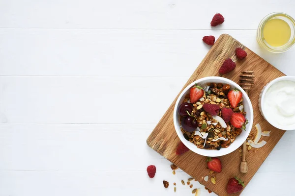 Классический Завтрак Мёд Йогурт Ягоды Белом Деревянном Фоне Вид Сверху — стоковое фото