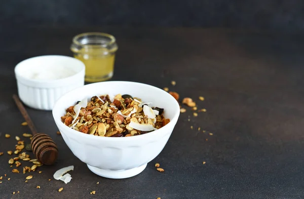 Klasická Snídaně Granola Medem Kokosem Jogurtem Bobulemi Černém Pozadí — Stock fotografie