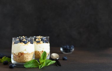 Koyu, beton bir arka planda yaban mersinli cheesecake. Pişirmeden peynirli kek. Tatlı. New York.