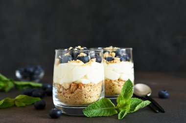 Koyu, beton bir arka planda yaban mersinli cheesecake. Pişirmeden peynirli kek. Tatlı. New York.