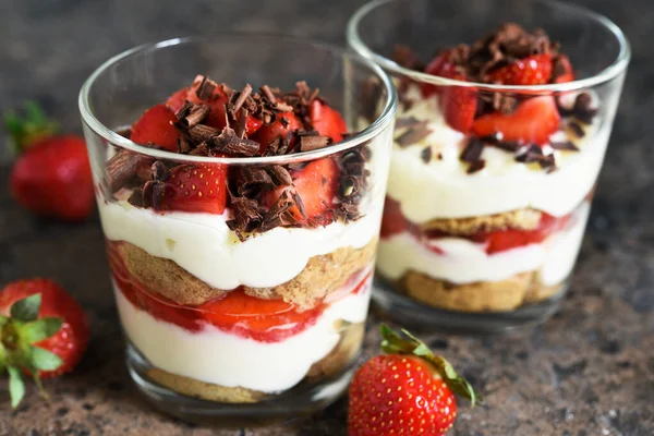 Dessert Cream Cheese Strawberries Chocolate Glass Concrete Background Tiramisu Strawberries — Stock Photo, Image