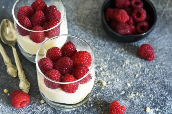 Cheesecake Raspberries Glass Concrete Background Classic Dessert — Stock Photo, Image