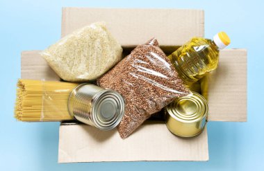 Yemek servisi. Temel ürünler: karabuğday, spagetti, ayçiçeği yağı, konserve yiyecekler. Yiyecek kutusu..