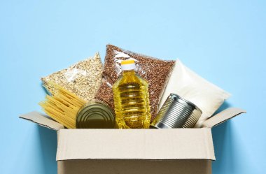 Yemek servisi. Temel ürünler: karabuğday, spagetti, ayçiçeği yağı, konserve yiyecekler. Yiyecek kutusu..
