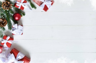 Noel kartı. Beyaz ahşap arka planda kutuları ve köknarı olan bir Noel düzeni.