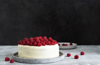 Krem peynirli pasta, ahududu ve naneli mutfak masasında. Doğum günü pastası.